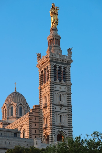 La histórica iglesia Notre Dame de la Garde de Marsella en el sur de Francia