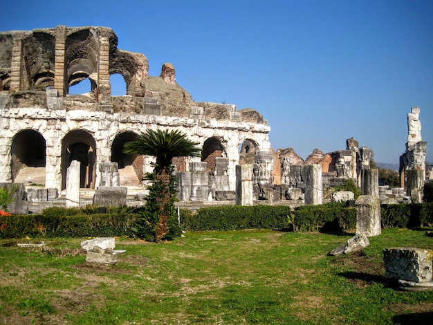 Histórico anfiteatro campano contra el cielo despejado