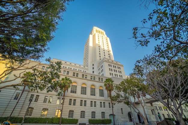 Histórico Ayuntamiento de Los Ángeles con el cielo azul en CA, EE.