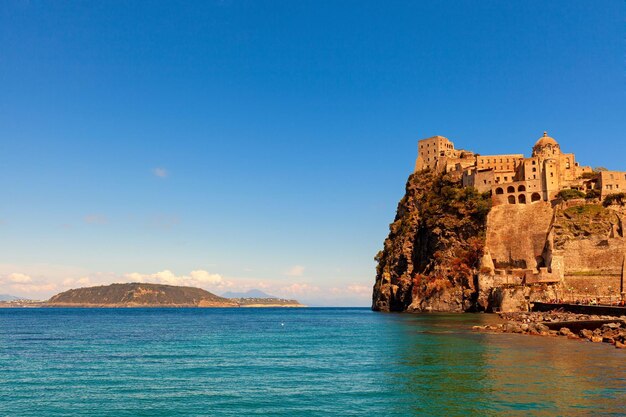 Foto el histórico castillo aragonés en la isla de isquia, italia, en un caluroso día de verano