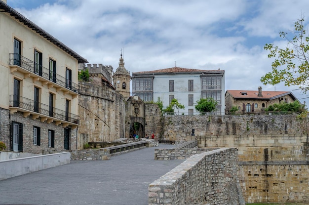 Histórico castillo estilo piedra antigua entrada al centro del pueblo de Hondarribia