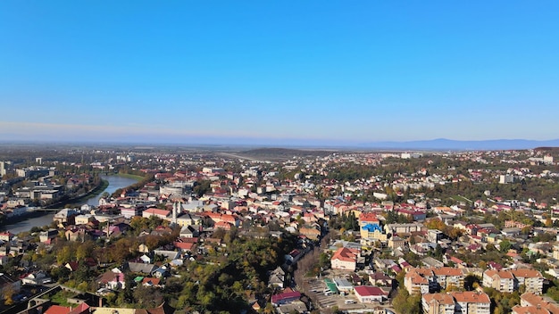 Histórico no centro da cidade vista panorâmica aérea da cidade de uzhhorod localizado na transcarpathia