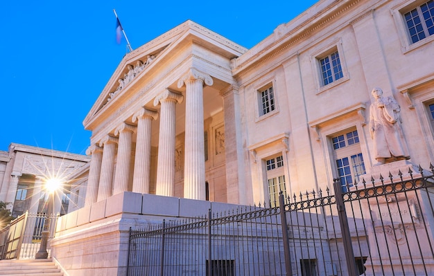 El histórico palacio de justicia de Marsella en la noche Francia