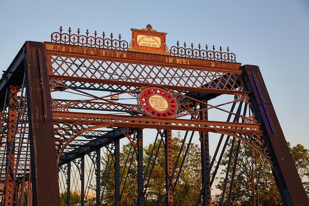 Histórico puente de armazón Ornamento metálico en la hora de oro Brilla Fort Wayne Indiana