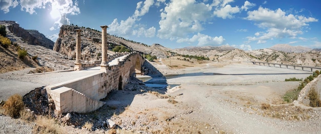 El histórico Severan Bridge Adiyaman, que se encuentra en el río Cendere y es considerado uno de los puentes usados más antiguos del mundo. Se encuentra en una antigua zona de asentamientos Eskikale.