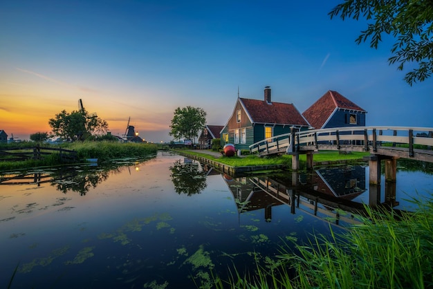 Historische Bauernhäuser im holländischen Dorf Zaanse Schans