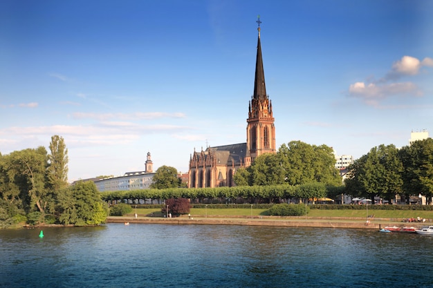 Historische Denkmalkirche in einer Stadt