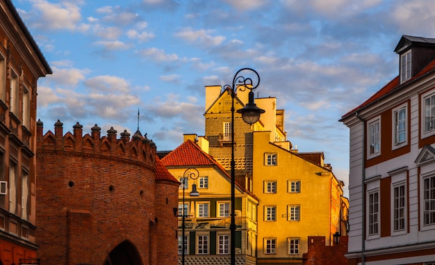 Historische Gebäude und rote Backsteinmauern von Warschau Barbican Polen bei Sonnenuntergang im Frühjahr