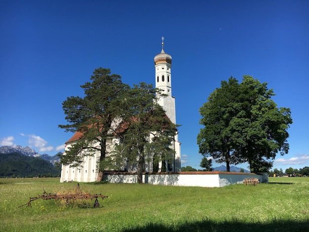 Historische Kirche auf dem Feld gegen den Himmel in Schwangau