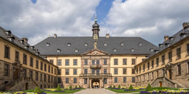 Historische Kirche gegen bewölkten Himmel
