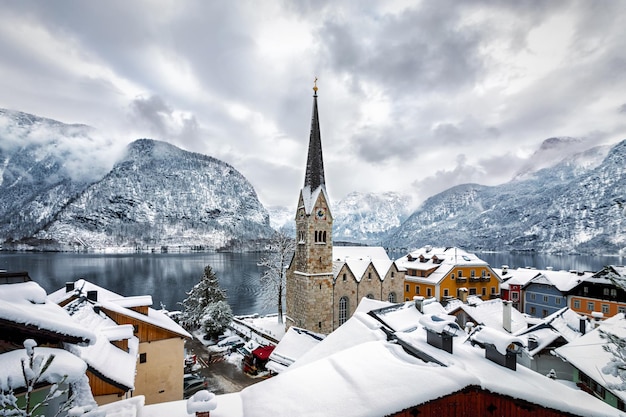 Historische Kirche in der Stadt gegen die Berge im Winter