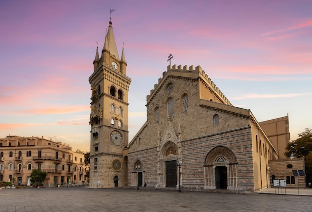 Historische Kirche in einer touristischen Stadt Messina Sizilien Italien Bewölkt Sonnenaufgang Himmel Kunst Render