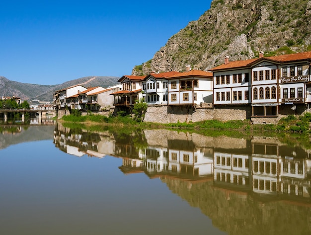 Historische osmanische Häuser am Fluss und ihre Spiegelungen im Wasser in Amasya