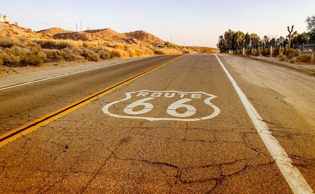 Historische Route 66 mit Gehwegschild in Kalifornien USA