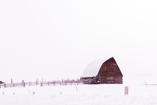 Foto historische scheune mitten im winter.