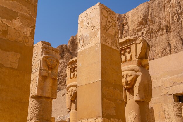 Historische Skulpturen auf den Säulen des Hatschepsut-Grabtempels in Luxor. Ägypten