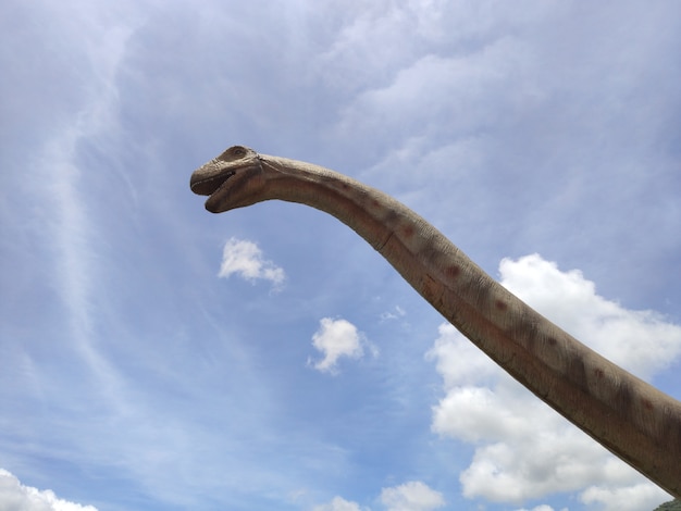 Historische Skulpturen von Dinosauriern im Freien in Whale