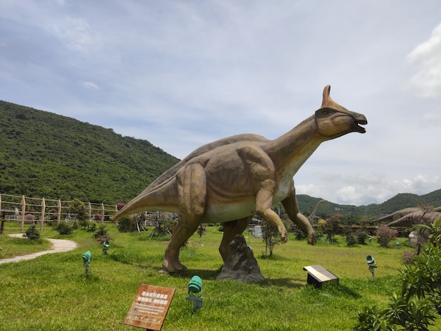 Historische Skulpturen von Dinosauriern im Freien in Whale