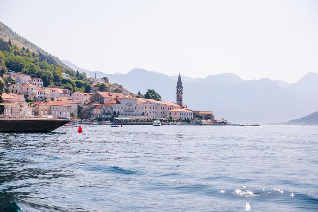 Foto historische stadt perast an der bucht von kotor im sommer montenegro