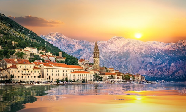 Historische Stadt Perast in der Bucht von Kotor im Sommer bei Sonnenuntergang