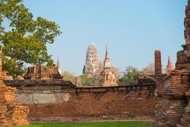 Historische und religiöse Architektur Thailands Ruinen der alten siamesischen Hauptstadt Ayutthaya Blick auf die Ziegelreste des Tempels Wat Mahathat