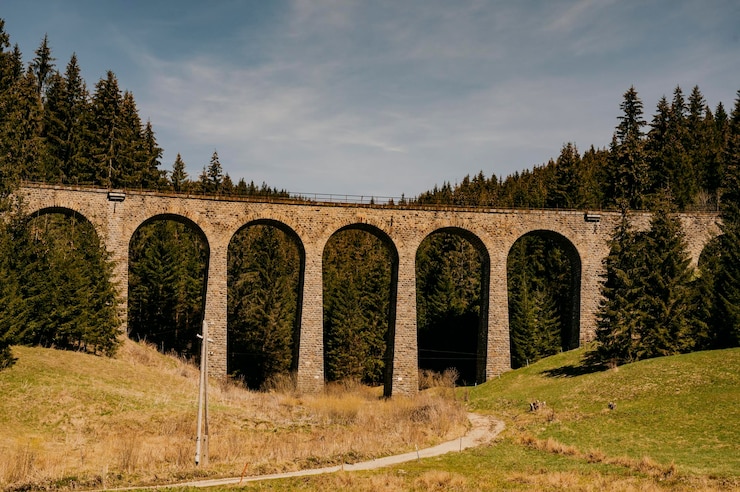 Foto historischer eisenbahnviadukt im wald in der nähe von telgart in der slowakei chmarossky-viadukt slowakei-landschaft
