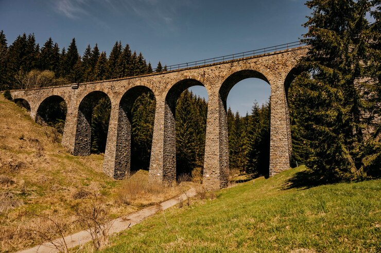 Foto historischer eisenbahnviadukt im wald in der nähe von telgart in der slowakei chmarossky-viadukt slowakei-landschaft