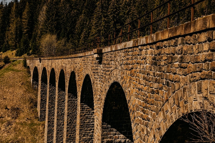 Foto historischer eisenbahnviadukt im wald in der nähe von telgart in der slowakei chmarossky-viadukt slowakei-landschaft