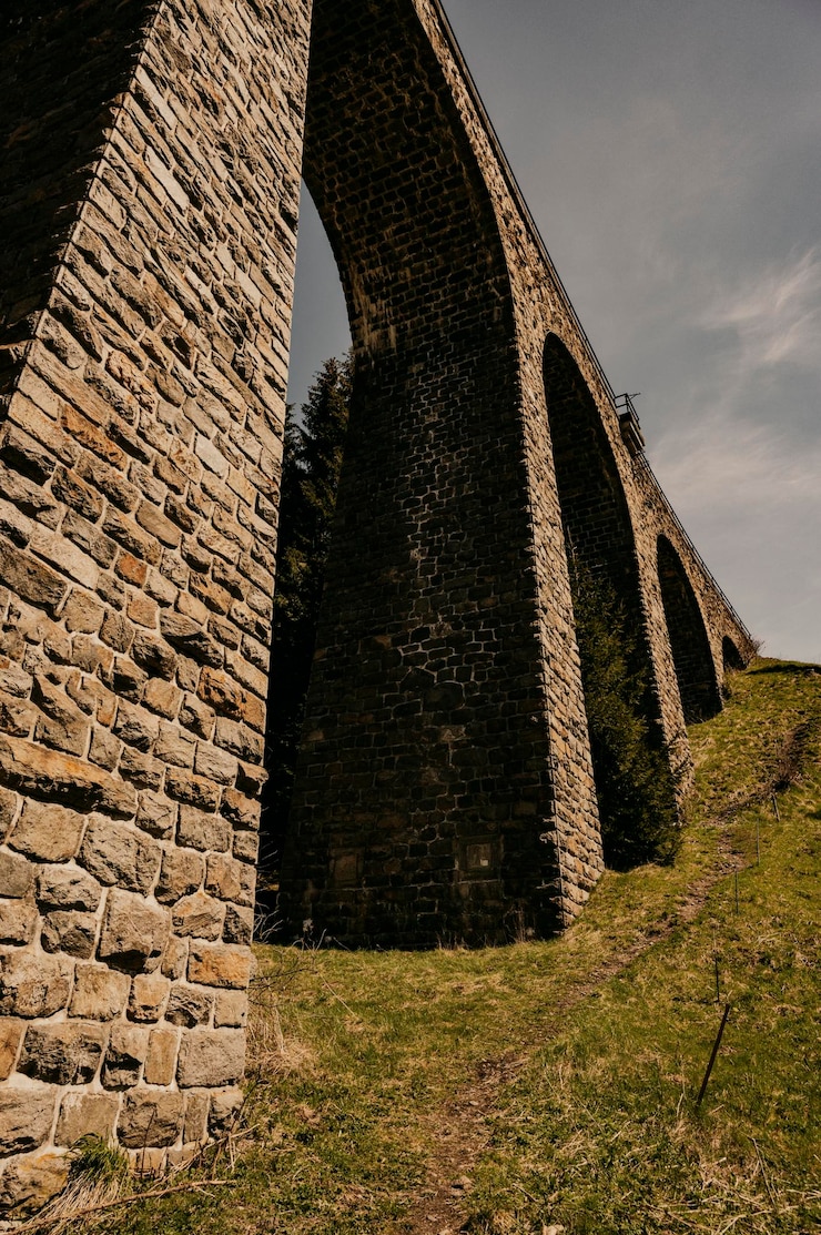 Foto historischer eisenbahnviadukt im wald in der nähe von telgart in der slowakei chmarossky-viadukt slowakei-landschaft