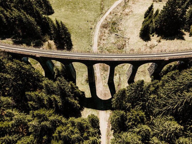 Foto historischer eisenbahnviadukt im wald in der nähe von telgart in der slowakei luftaufnahme chmarossky-viadukt slowakei-landschaft