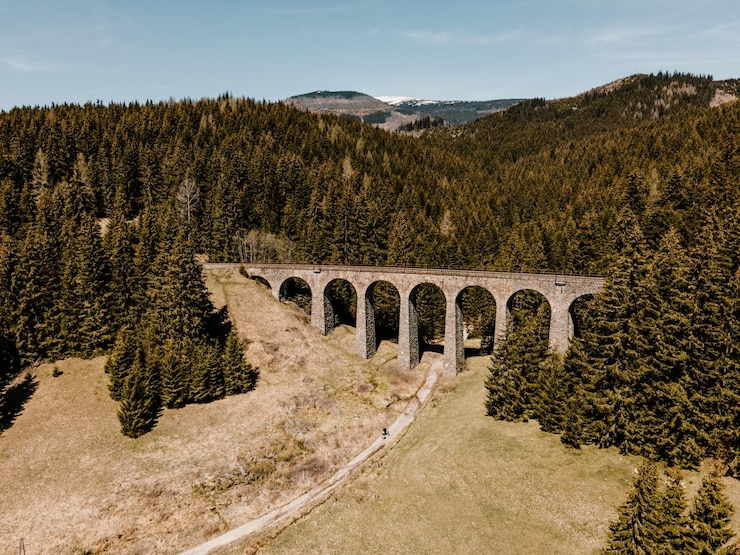 Foto historischer eisenbahnviadukt im wald in der nähe von telgart in der slowakei luftaufnahme chmarossky-viadukt slowakei-landschaft