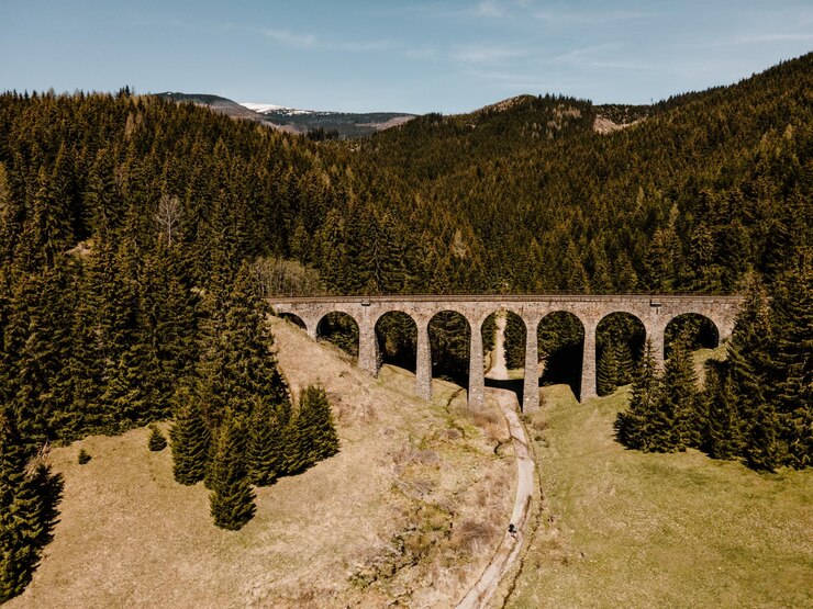 Foto historischer eisenbahnviadukt im wald in der nähe von telgart in der slowakei luftaufnahme chmarossky-viadukt slowakei-landschaft