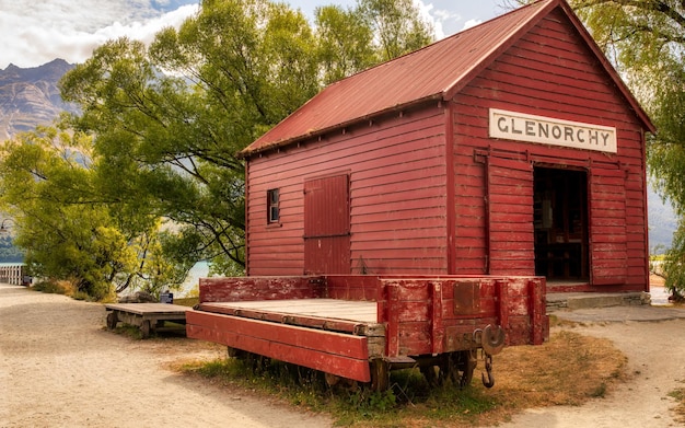 Historischer hölzerner Eisenbahnschuppen in Glenorchy