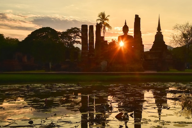 Historischer Park Sukhothai bei Sonnenuntergang in der Provinz Sukhothai