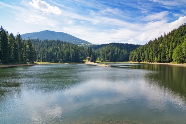 Historischer See in den Karpaten, das Gelände Sinevir. Ukraine.