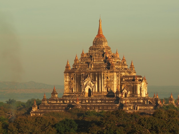 Historischer Tempel gegen den Himmel