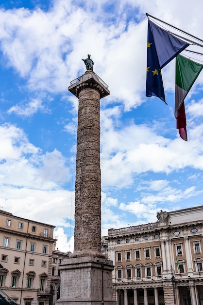 Historisches Denkmal auf einer Säule im Stadtzentrum