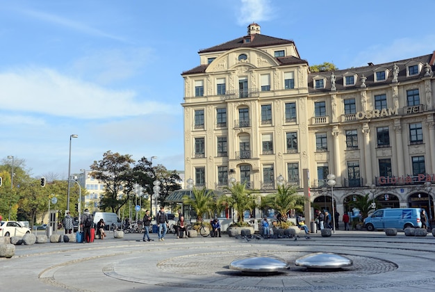 Historisches Gebäude am Karlsplatz gegen den Himmel