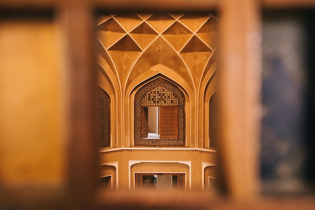 Historisches Gebäude durch ein Fenster gesehen