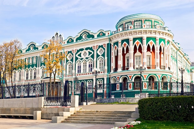 Historisches Gebäude im neugotischen Stil (NI-Haus Sevastyanova) in Jekaterinburg auf dem Hintergrund des blauen Himmels