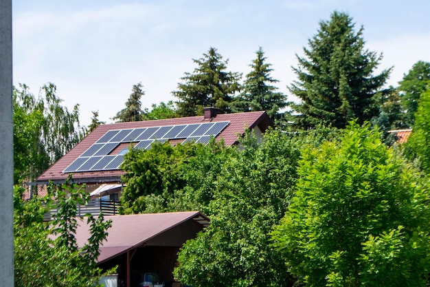 Foto historisches haus mit modernen solarpanelen auf dem dach