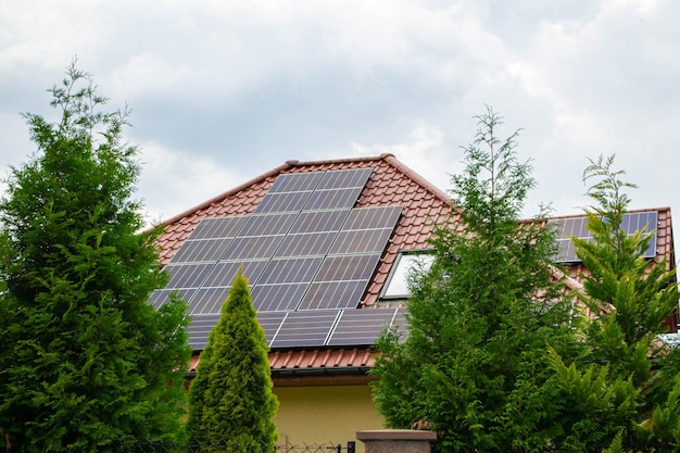 Historisches Haus mit modernen Solarpanelen auf dem Dach