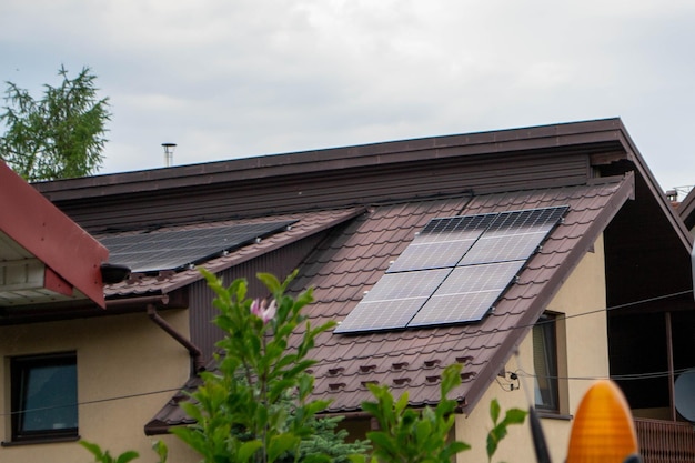 Historisches Haus mit modernen Sonnenkollektoren auf dem Dach