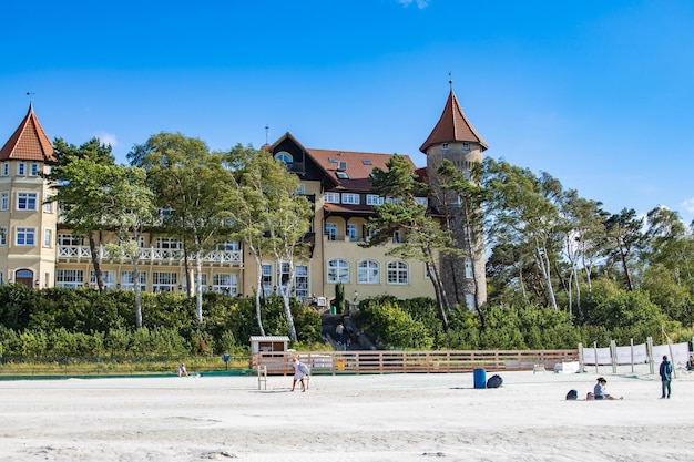 historisches Hotel am Strand in Leba in Polen an einem sonnigen Sommertag