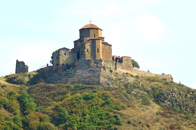 Historisches Jvari-Kloster von der georgischen Stadt Mtskheta aus gesehen