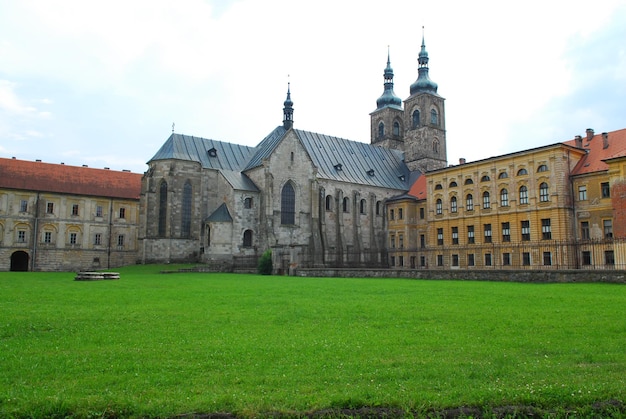 Historisches Kloster gegen den Himmel in Tepla