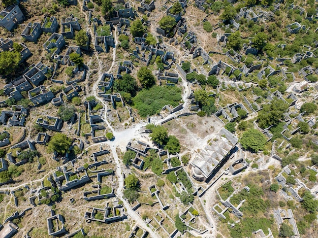 Historisches lycisches Dorf Kayakoy, Fethiye, Mugla, Türkei. Drohnen-Aufnahme von oben der Geisterstadt Kayakoy. Griechisches Dorf. Abends moody warme Sonne der alten Stadt aus Stein