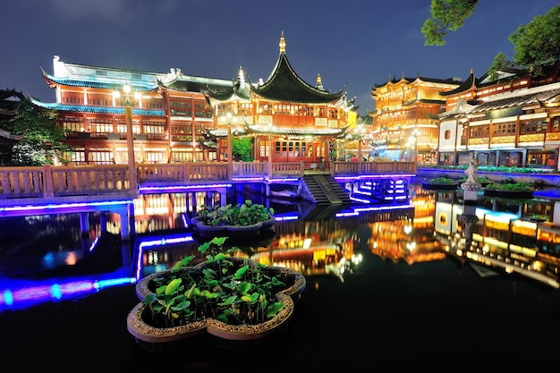 Historisches Pagode-Stilgebäude in Shanghai nachts