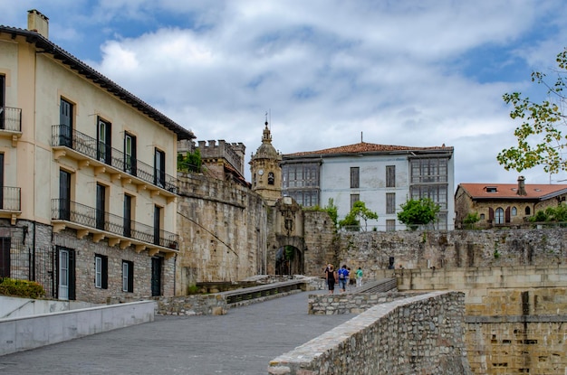 Historisches Schloss im Stil von Steinen, ein alter Eingang zum Zentrum der Stadt Hondarribia