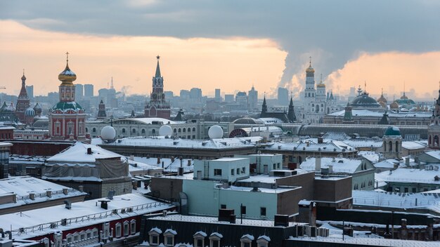 Historisches Skylinepanorama der Moskauer Stadt im Winter